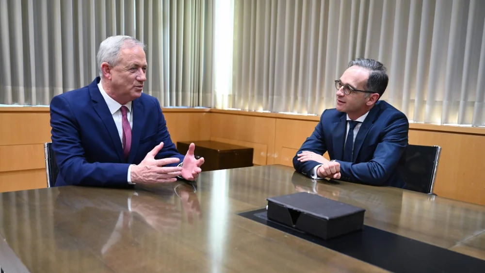 Israeli Defense Minister Benny Gantz (left) meets with German Foreign Minister Heiko Maas in Jerusalem on June 10, 2020. Source: Twitter/Benny Gantz.