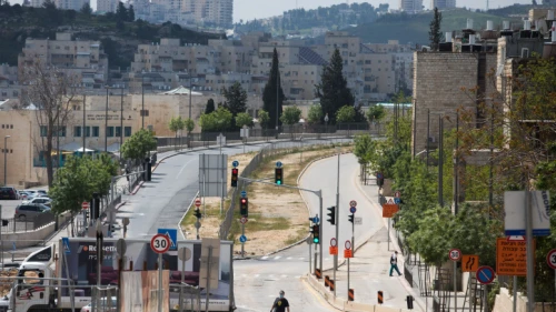 A main street in Neve Ya'akov, Jerusalem, April 12, 2020. Photo by Nati Shohat/Flash90.