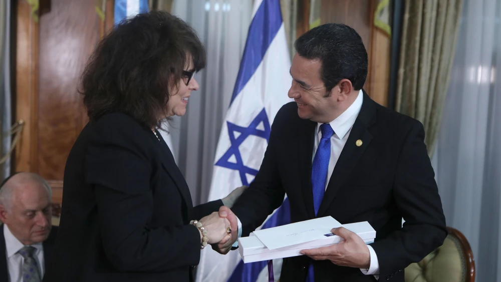 Betty Ehrenberg of the World Jewish Congress (left) shaking hands with Guatemalan President Jimmy Morales. Credit: World Jewish Congress.
