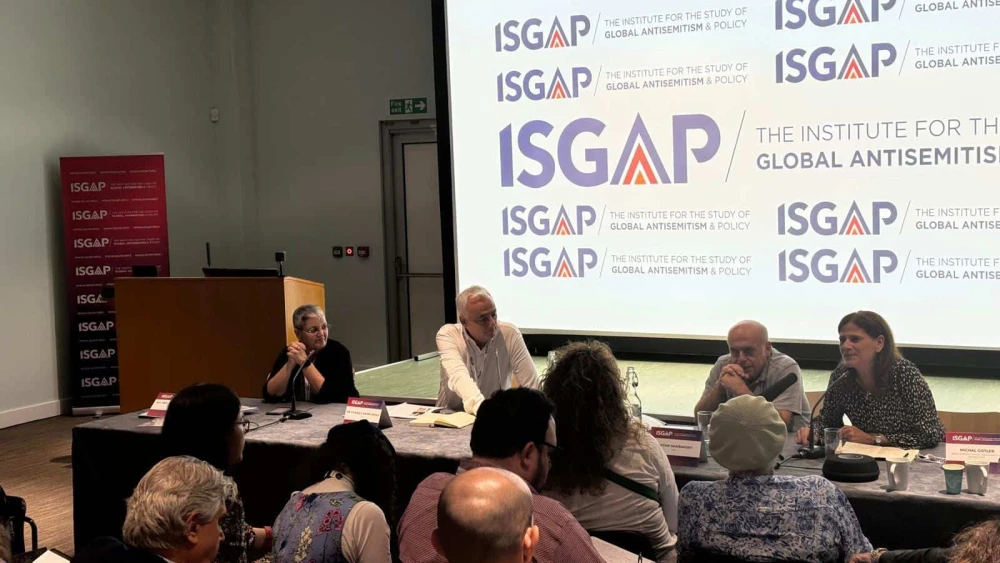 From left: ISGAP Managing Director Sima Vaknin-Gil, Executive Director Dr. Charles Asher Small and Chairman Natan Sharansky, and Israel’s Special Envoy for Combating Antisemitism Michal Cotler-Wunsh, at Oxford University, July 28, 2024. Credit: ISGAP.