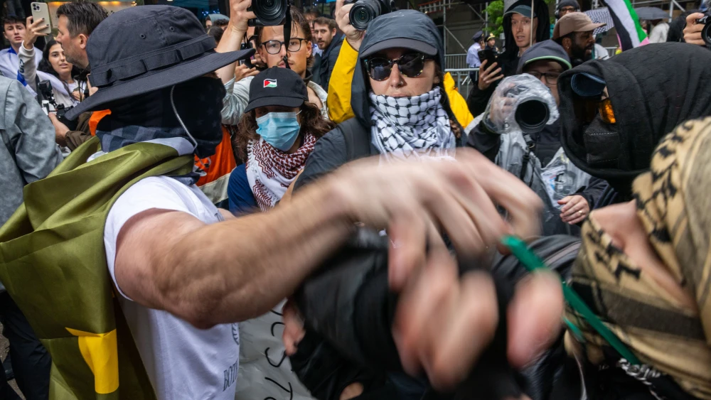 Pro-Palestinian and counter-protesters meet where fans were gathered hoping to see their favorite celebrities enter the annual Met Gala on May 5, 2025 in New York City. Photo by Alex Kent/Getty Images.
