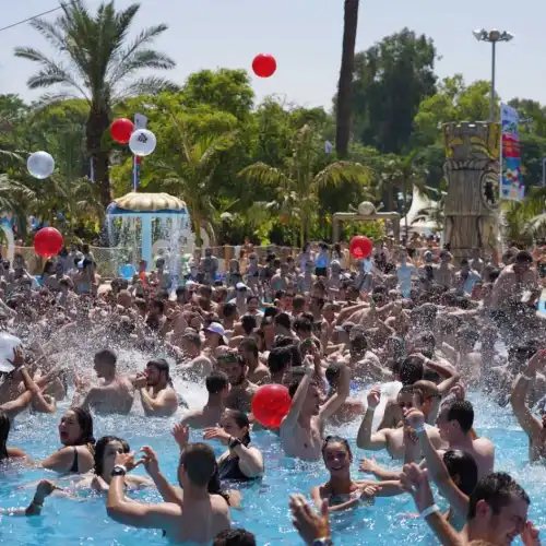 Yahad–United for Israel’s Soldiers and Friends of the Israel Defense Forces joined together in hosting a “Fun Day” for some 5,000 front-line IDF combat soldiers in 2018 at the Shefayim Water Park in Israel. Credit: Nir Buxenbaum.