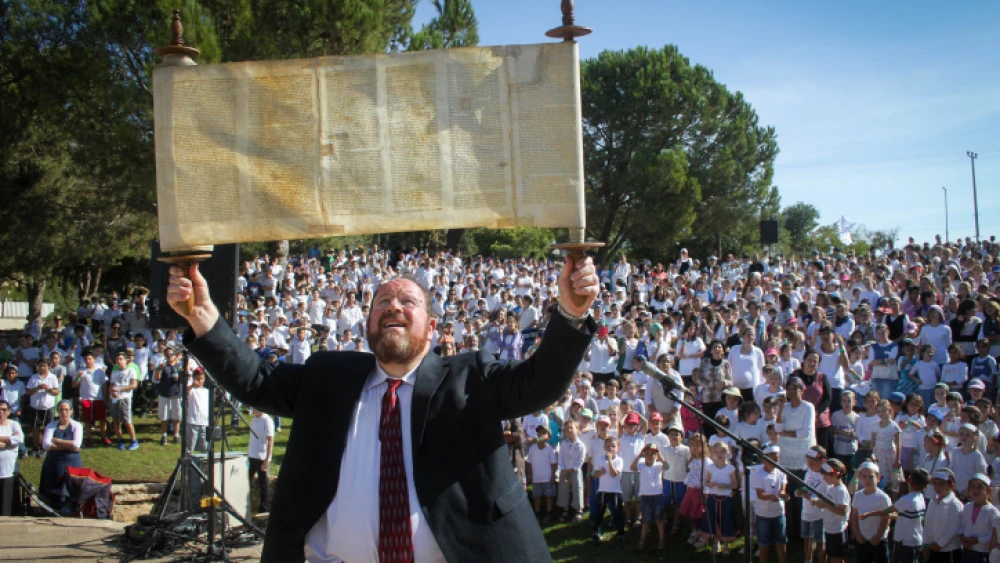 More than 2000 students attend a ceremony ending the “shmita” year (sabbatical year), in Efrat, on Oct. 11, 2015. It is the seventh year of the seven-year agricultural cycle mandated by the Torah for the Land of Israel. During “shmita,” the land is left to lie fallow and all agricultural activity, including plowing, planting, pruning and harvesting, is forbidden by Jewish law. Photo by Gershon Elinson/Flash90.