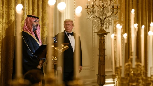 El príncipe heredero y primer ministro Mohammed bin Salman Al Saud de Arabia Saudí, junto al presidente de Estados Unidos, Donald Trump, en una cena en su honor en el Salón Este de la Casa Blanca, el 18 de noviembre de 2025. Crédito: Daniel Torok/Casa Blanca.