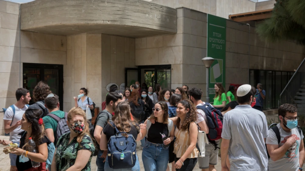 Israeli students at the Hebrew University Mount Scopus after the administration reopened its campus for the March semester to students who have been vaccinated against or have recovered from the coronavirus, April 19, 2021. Photo by Olivier Fitoussi/Flash90.