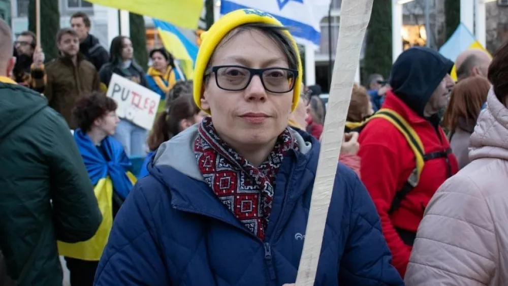 Anna came to support Ukraine at a rally in Tel Aviv, even though she hails from Moscow, March 20, 2022. Photo by David Isaac.