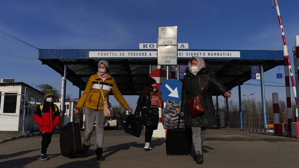A family crossed the border from Ukraine into Romania on Feb. 25, 2022. Photo by Andreea Campeanu/Getty Images.