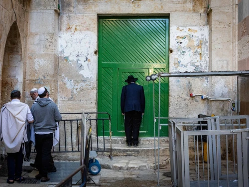 Jews pray at a gate to the Temple Mount in Jerusalem's Old City during Passover, April 17, 2025. Photo by Chaim Goldberg/Flash90.