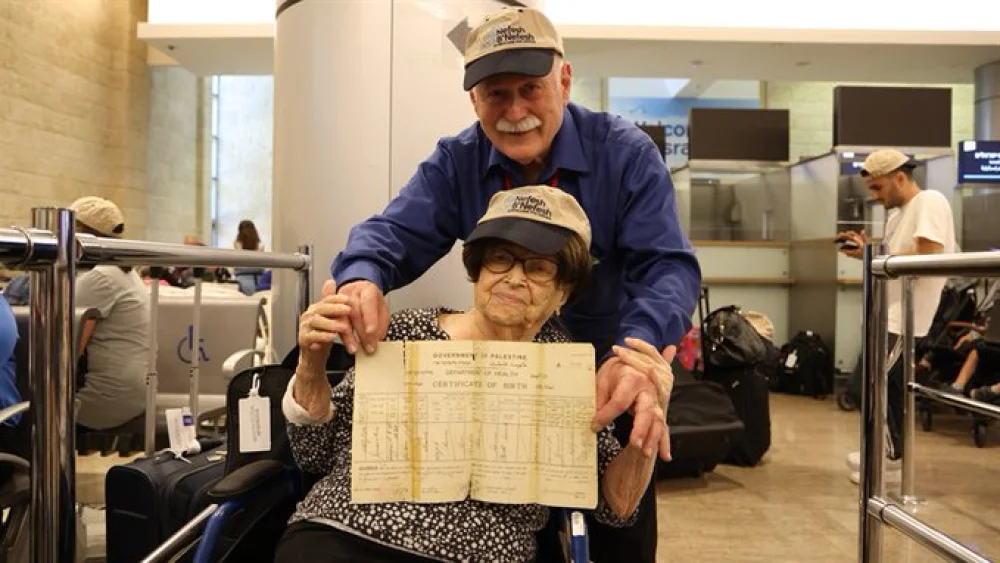 SStella Rockoff holds her Jerusalem birth certificate from the British Mandate era at Ben-Gurion Airport last week. Credit: Shai Getsoff/Nefesh B'Nefesh.