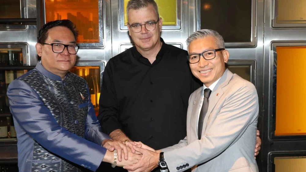 Arkia CEO Oz Berlowitz flanked by Thai Ambassador to Israel Boonyarit Vichienpuntu (L) and Vietnamese Ambassador to Israel Ly Duc Trung, August 12, 2025. Photo by Rafi Daloya.