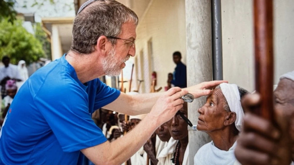 Dr. Morris Hartstein examines a patient. Photo by Ovi Aviram.