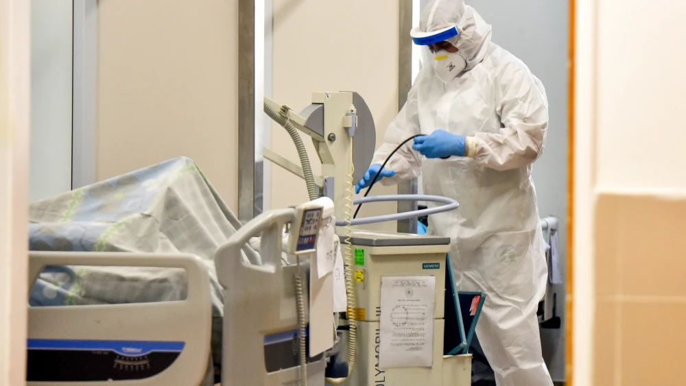 A Soroka Medical Center medical staff member works at the Coronavirus ward in Beersheva, on Sep. 15, 2020. Photo by Yossi Zeliger/Flash90.