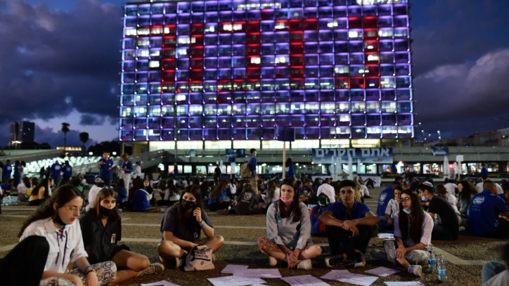 Discussion circles in Rabin Square in Tel Aviv on the eve of the 26th memorial day of the assassination of Prime Minister Yitzhak Rabin, Oct. 17, 2021. Photo by Tomer Neuberg/Flash90.