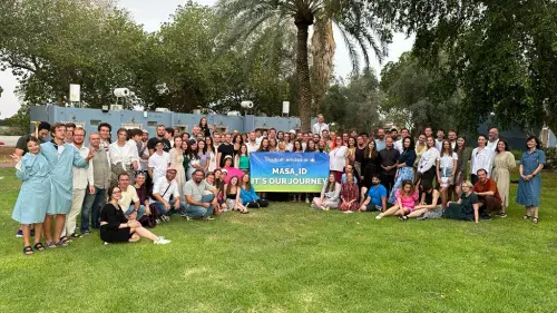 Young Russian-speaking professionals take a break in Tel Aviv during their educational program. Credit: Masa Israel Journey.