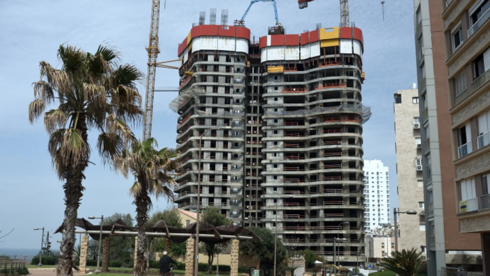 A construction site of new residential buildings in the costal city of Netanya on March 26, 2020. Photo by Gili Yaari/Flash90.