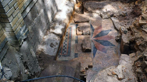 Floor of the praying platform revealed. The base of one of the pillars is visible on the right. Credit: Israel Antiquities Authority/Jon Seligman.
