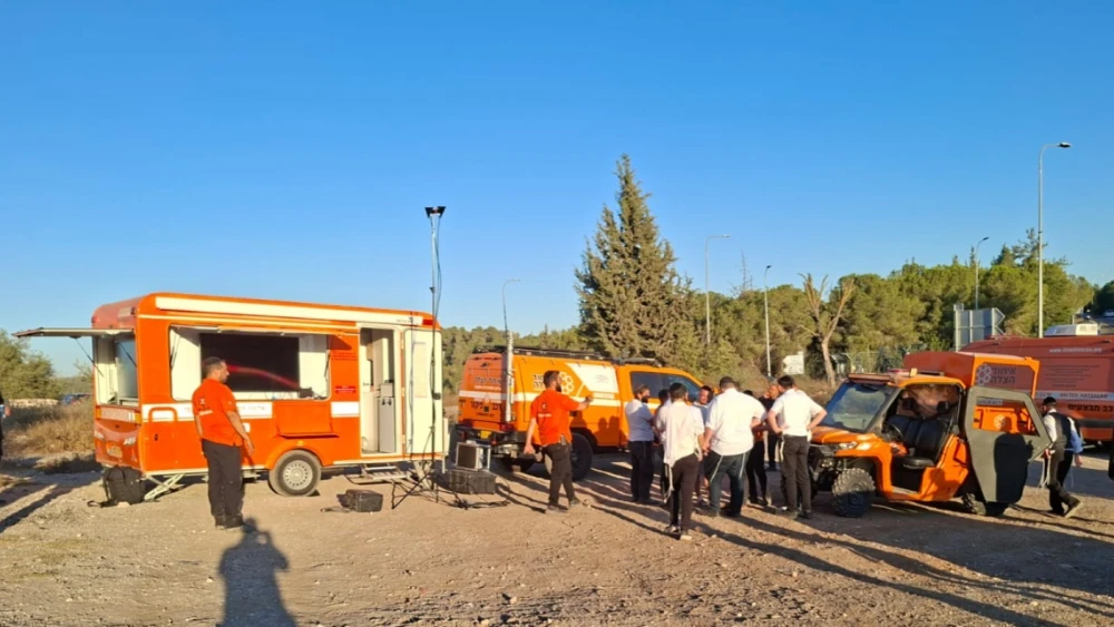 Emergency personnel from United Hatzalah, Israel Police, the Etzion Search and Rescue Unit and Israel Fire and Rescue Services gather near Beit Shemesh during an overnight search for missing hiker Aharon Matityahu Berkman, who was found alive on a steep cliff near Nes Harim on July 13, 2026. Credit: United Hatzalah.