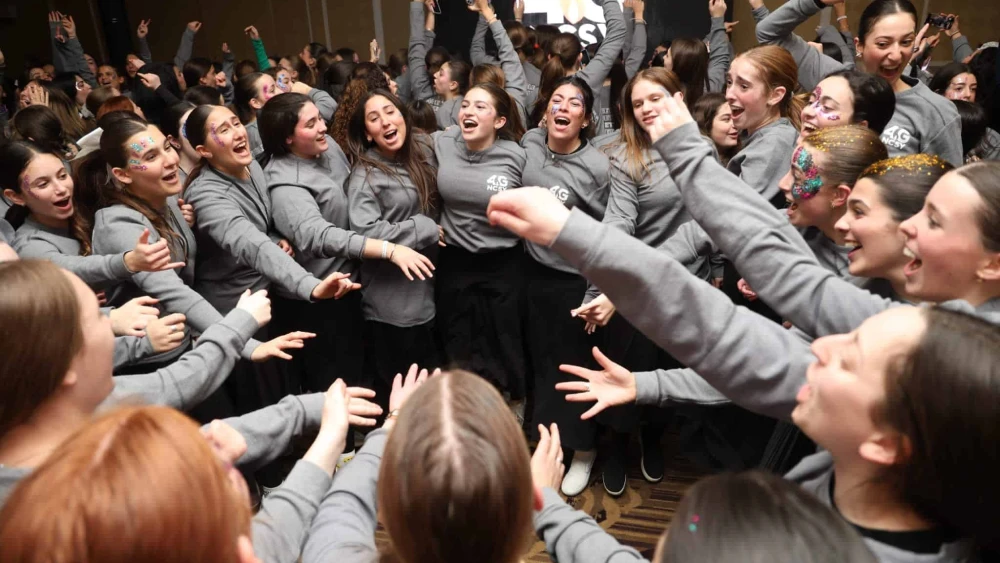 Girls dancing at Nissim Black’s Motzei Shabbos Musical Experience at the OU's 4G, or For Girls, convention. Credit: Courtesy.