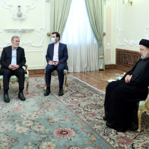 Palestinian Islamic Jihad leader Ziad al-Nakhalah (left, without a mask) meets with Iranian President Ebrahim Raisi in Tehran. Source: President.ir.