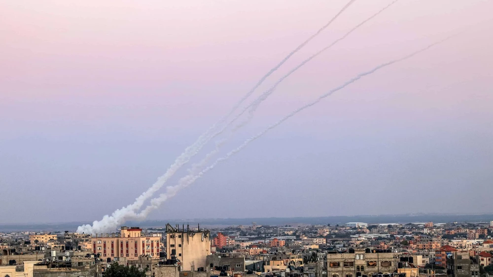 Gazan terrorists fire rockets toward Israel, Nov. 7, 2023. Photo by Abed Rahim Khatib/Flash90.