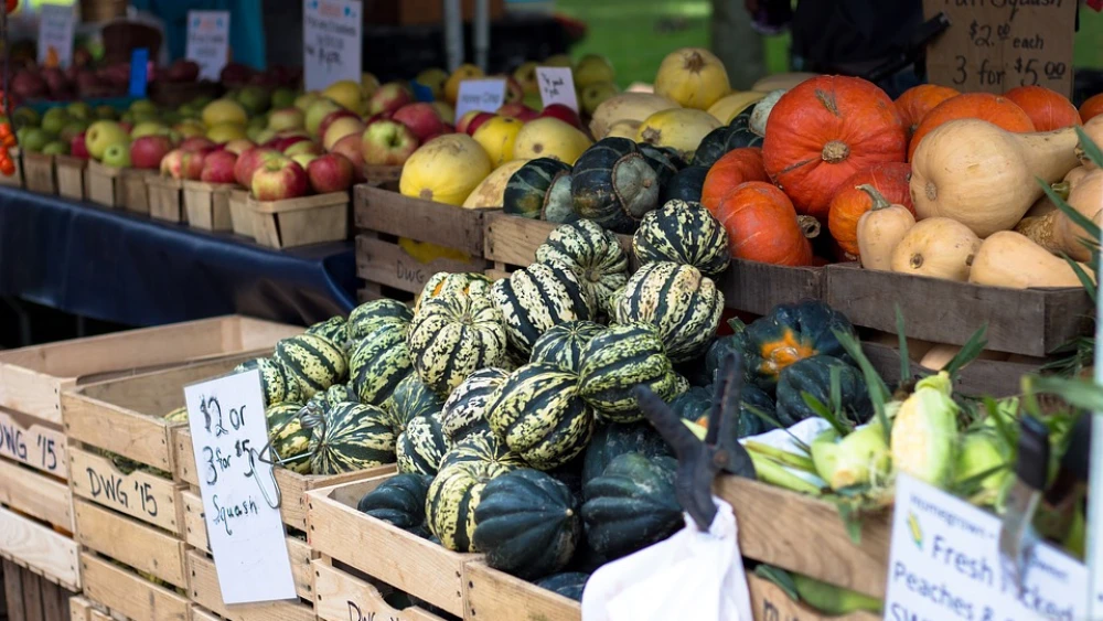 Fresh produce at a farmers’ market. Credit: Pixabay.