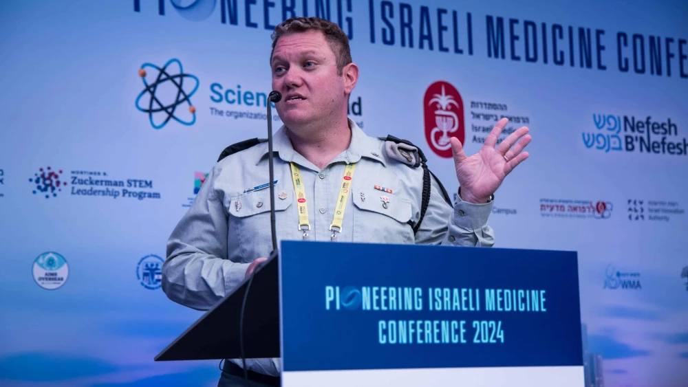 Dr. Aviv Gelber, head of the Commanders and Officers Branch at the IDF Military Medical Academy, at the ScienceAbroad conference. Photo by Ohad Kab.