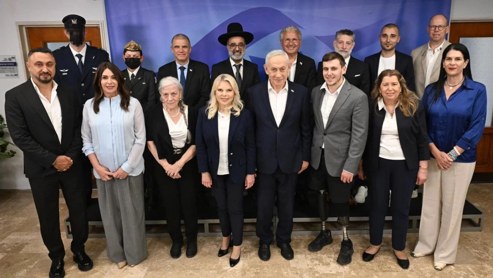 Prime Minister Benjamin Netanyahu and his wife, Sara, and Transportation Minister Miri Regev meet the torch-lighters for Israel’s 78th Independence Day ceremony in Jerusalem, April 19, 2026. Photo by Haim Zach/GPO.