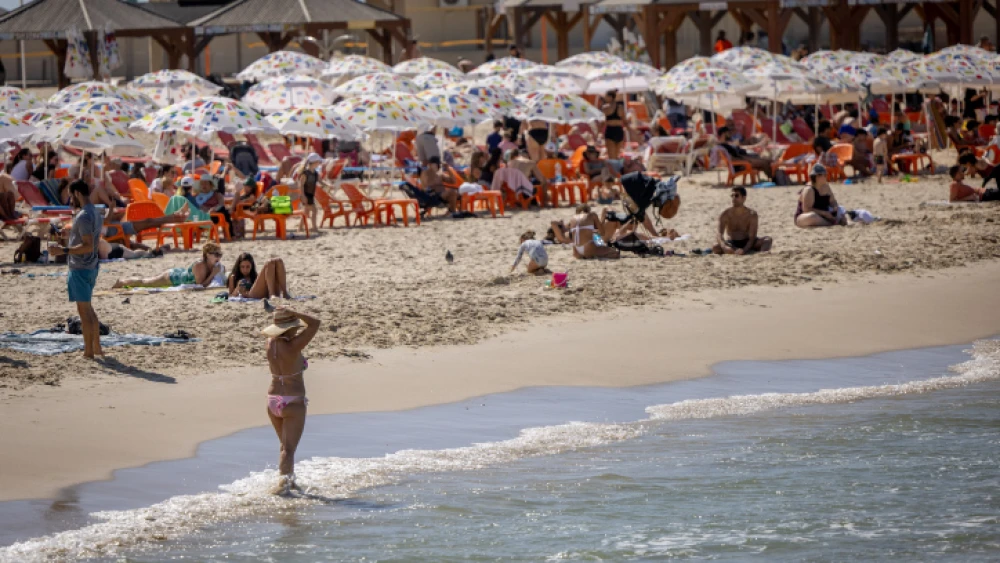 Mezizim Beach in Tel Aviv, Oct. 17, 2022. Photo by Yonatan Sindel/Flash90.