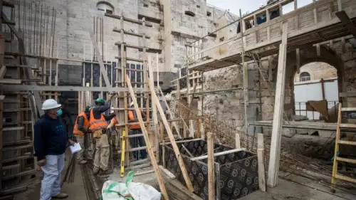 Construction work at the Tiferet Yisrael Synagogue in the Jewish Quarter of Jerusalem's Old City, Dec. 9, 2020. Photo by Yonatan Sindel/Flash90.