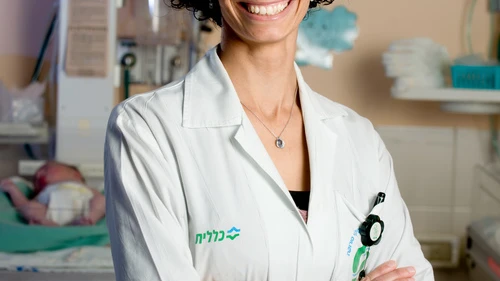 Click photo to download. Dr. Rania Okby (pictured), the first female Bedouin physician in the world, represents the convergence of two worlds: ancient Bedouin tradition and modern Israeli society. Credit: Dani Machlis.