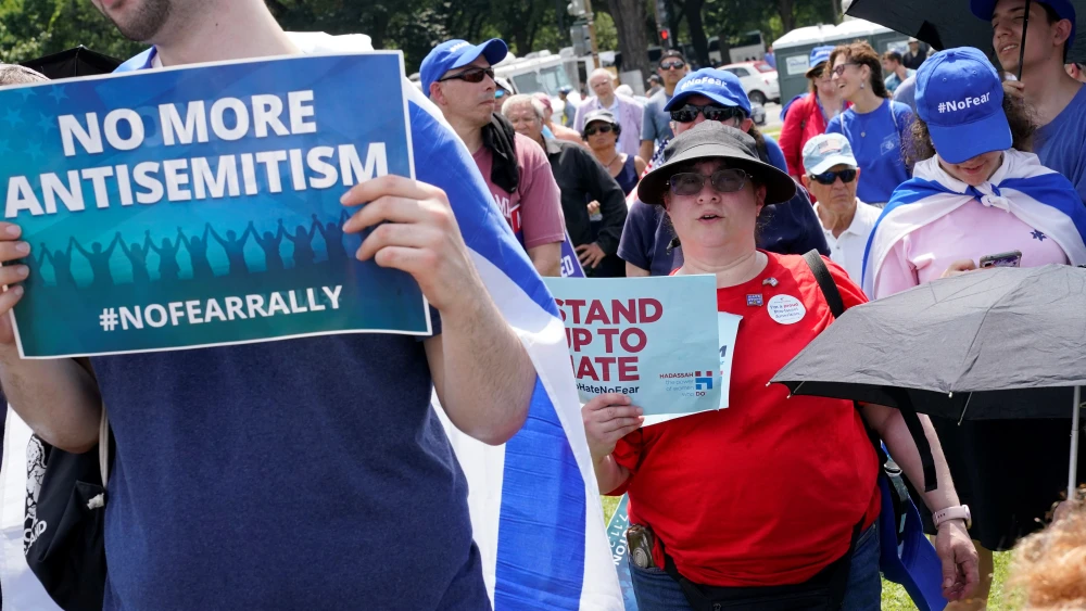 Spectators at the “No Fear: A Rally in Solidarity With the Jewish People” on the National Mall in Washington, D.C., on July 11, 2021. Credit: Chris Kleponis.