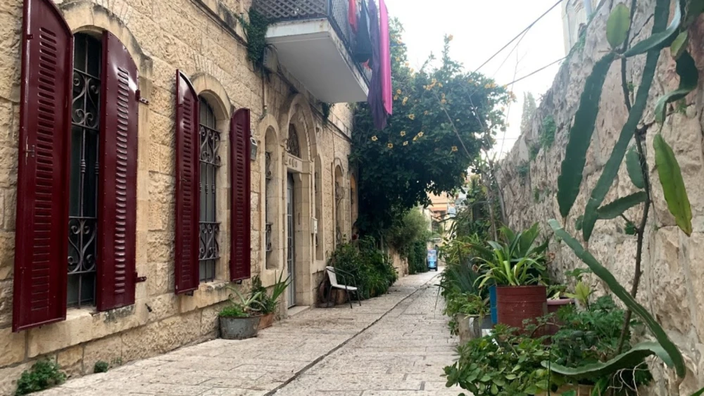 The quaint street named for Huldah the prophetess. Photo by Tess Levy.