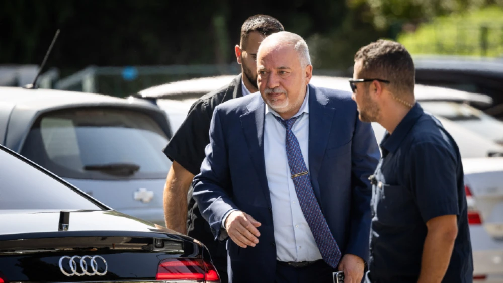 Israeli Finance Minister Avigdor Lieberman arrives at the Ministry of Finance in Jerusalem on Aug. 28, 2022. Credit: Yonatan Sindel/Flash90.