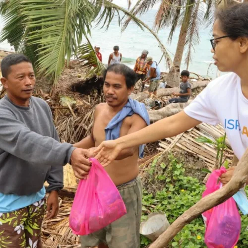 An IsraAID volunteer bringing urgent aid to victims of Typhoon Odette in the Philippines. Photo by Jeriel Nunez.