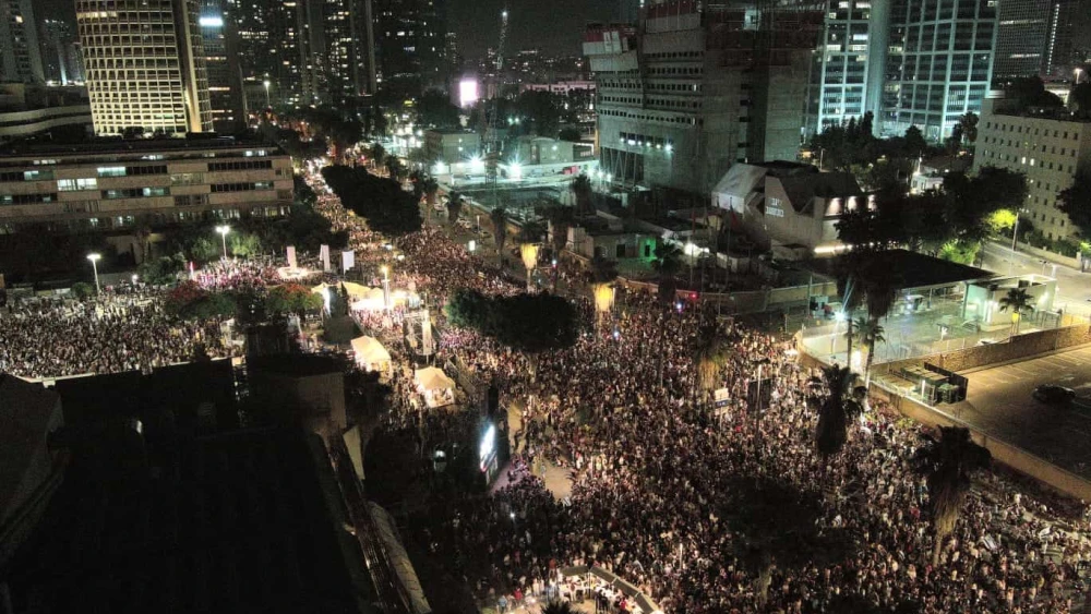 Israelis rally at "Hostage Square" in Tel Aviv, June 8, 2024. Photo by Yair Palti.