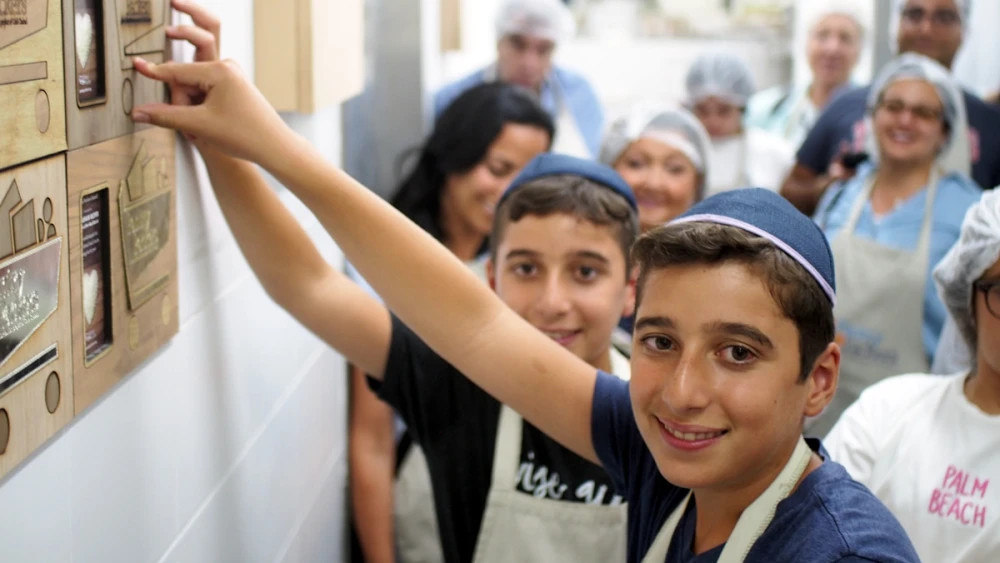 Pantry Packers is one charity associated with a new online initiative that fosters giving tzedakah on a daily basis. Credit: DailyGiving.org.