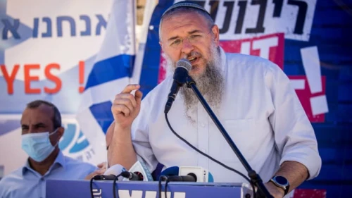 Shlomo Ne'eman speaks at a protest for Israeli sovereignty in Judea and Samaria outside the Prime Minister's Office in Jerusalem, June 21, 2020. Photo by Yonatan Sindel/Flash90.