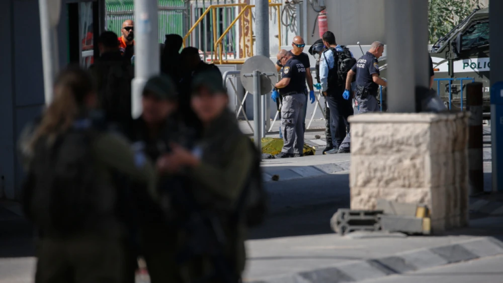 Israeli security forces guard at the scene of an attempted stabbing, at the Qalandiya Checkpoint near Ramallah, June 12, 2021. Photo by Jamal Awad/Flash90.