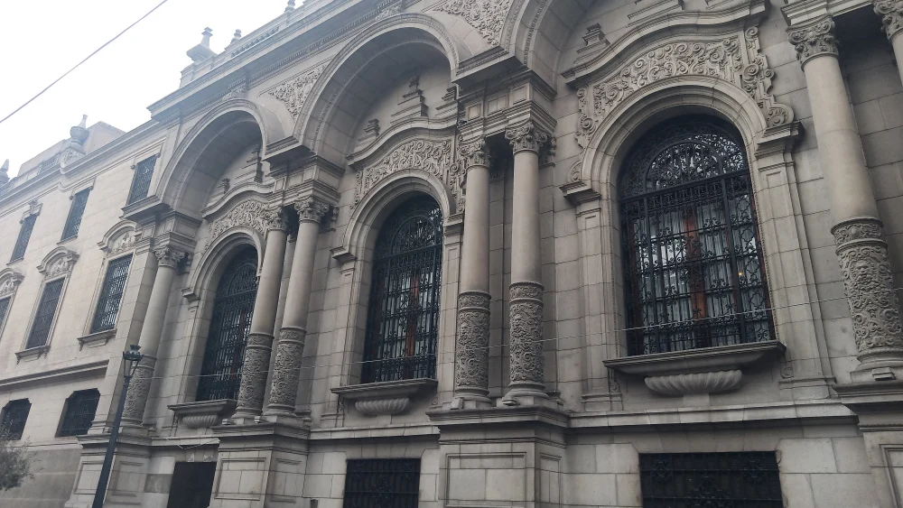 The side facade of the Government Palace of Peru, in Lima, Peru, September 10, 2026. Credit: Dryptoi via Wikimedia Commons.