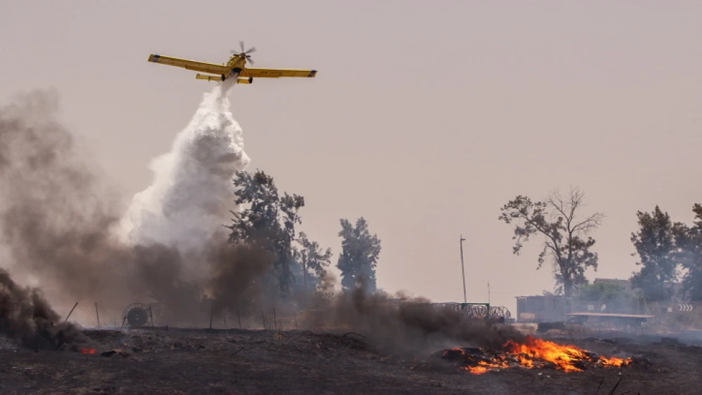 A firefighting plane works to extinguish a blazeout in Moshav Kedma, in south-central Israel, May 31, 2021. Photo by Gershon Elinson/Flash90.