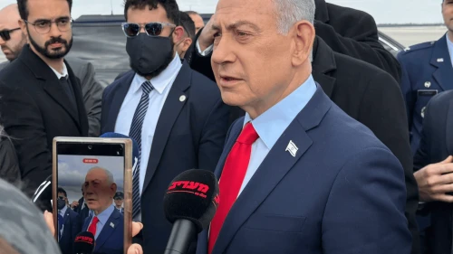 El primer ministro israelí, Benjamin Netanyahu, habla con periodistas en la pista de la Base Aérea Andrews, Maryland, el 12 de febrero de 2026. Foto de Alex Traiman/JNS.