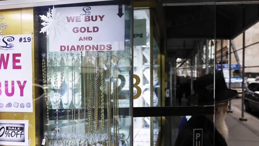 A "We Buy Gold" sign hangs in a jewelry store window in New York City's Diamond District on Dec. 4, 2023. Photo by Michael M. Santiago/Getty Images.