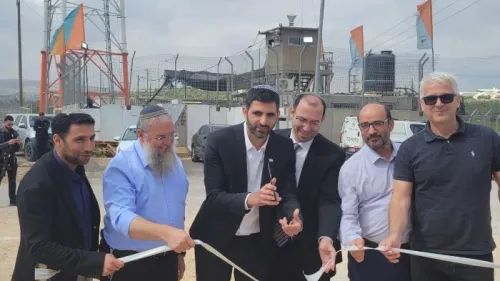 Communications Shlomo Karhi Minister of cuts the ribbon at the inauguration ceremony for a cellular antenna at the Amos Junction in Gush Etzion, May 8, 2023. Source: Twitter.