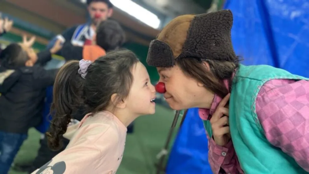 Israeli medical clowns with Ukrainian refugee children in Moldova. Photo courtesy of Dream Doctors