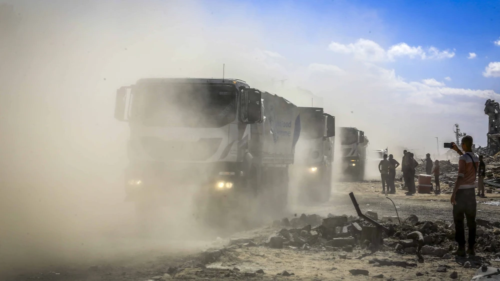 Aid supplies entering Khan Yunis, the southern Gaza Strip, from Israel through the Kerem Shalom Crossing on Oct. 15, 2025. Photo by Abed Rahim Khatib/Flash90.