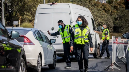 Israeli Police at a temporary checkpoint in Jerusalem during the second nationwide coronavirus lockdown, Sept. 22, 2020. Photo by Yonatan Sindel/Flash90.