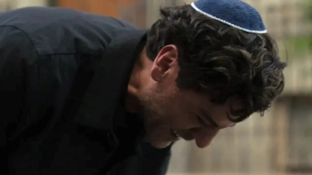 Actor Oscar Isaac as Marc Spector in “Moon Knight.” Source: Screenshot.