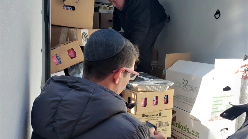 A truck filled with kosher-food provisions for Shabbat arrived in Dallas from the Lev Rochel Bikur Cholim, a Jewish organization in Lakewood, N.J., Feb. 19, 2021. Credit: Courtesy.