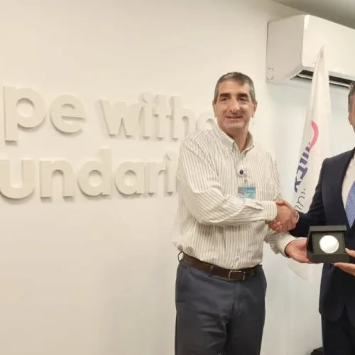 Sheba Medical Center director general Professor Yitshak Kreiss greets United Arab Emirates Ambassador to Israel Mohamed Al-Khaja on Aug. 3, 2021. Photo courtesy of Sheba Medical Center.