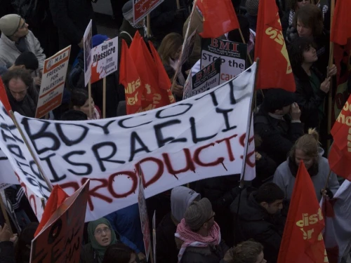 A protest in London calling for a boycott of Israel. Credit: Claudia Gabriela Marques Vieira via Wikimedia Commons.